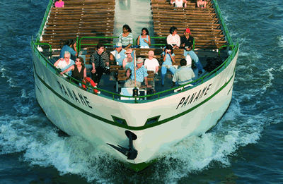 Das Bateaux-Mouches ist ein Touristenschiff in Paris