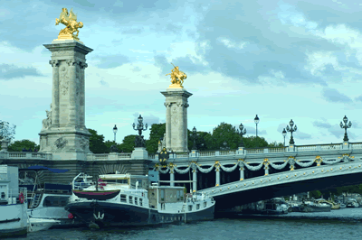 An den beiden Enden der Brücke befinden sich 17 m hohe Säulen mit Skulpturen von Pegasos.