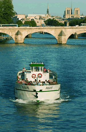 Dutzende Brücken können in Paris bestaunt werden die die Seine überqueren. Am besten kann man das bei einem Ausflug mit dem Boot in Paris machen