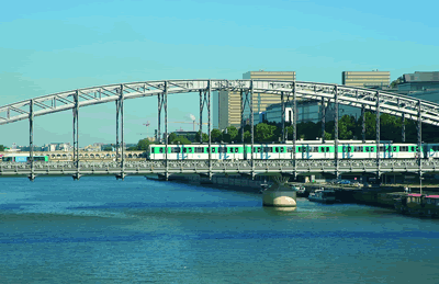 Eine Zug und Straßenbrücke in Frankreich, die Métro überquert gerade den Fluss ans das andere Ufer. 