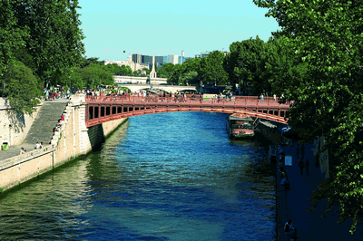 Brücke über die Seine. Die Seine entspringt in Burgund und fließt nach Westen und mündet bei Le Havre in den Ärmelkanal