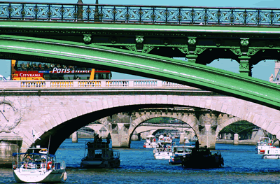 Viele Brücken verbinden das verbinden das rechte, nördliche Ufer mit dem linken. Je nachdem sind es 37 bis 43  Brücken im Raum Paris