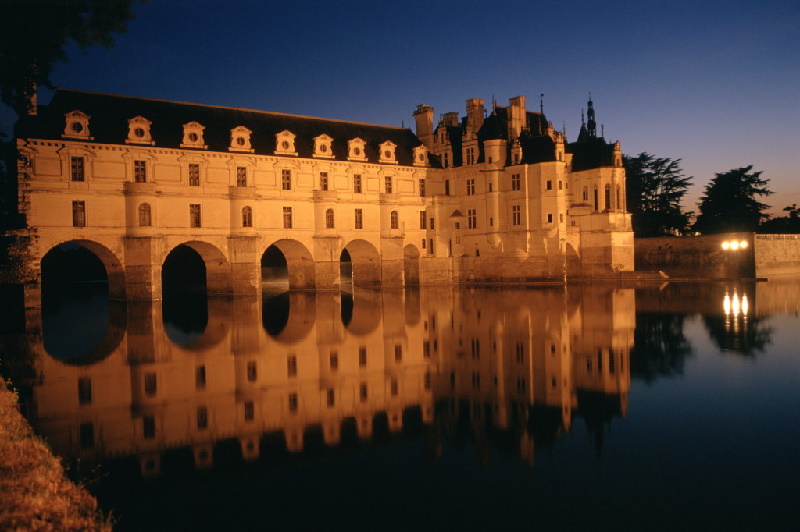 Das Schloss Chenonceau in Frankreich wurde im 16. Jahrhundert erbaut und gehört zu den bekanntesten und meistbesuchten Schlössern der Loire. 