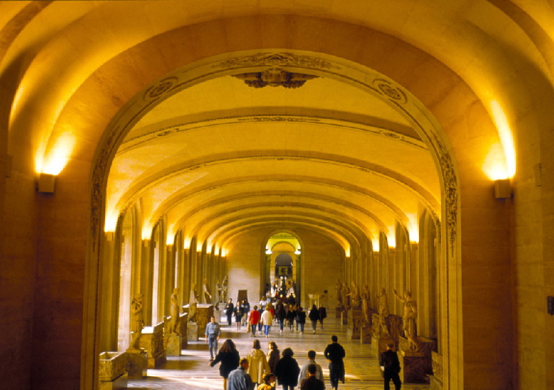 1594 entschied Henri IV. den Palais du Louvre mit dem Palais des Tuileries (Katharina von Medici) zu vereinen. So ließ er die Grande Galerie errichten.