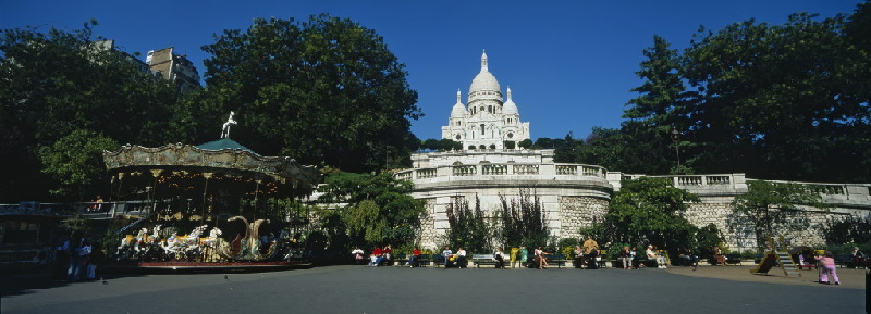 Basilika Sacré-Cœur ist eine der meistbesuchten Sehenswürdigkeiten von Paris. Durch die Lage auf dem Hügel sind die Treppen vor dem Gebäude sehr beliebt