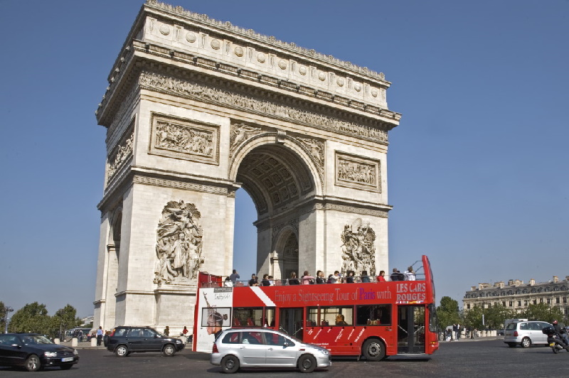 Zum Triumphbogen gelangt man mit den Metro-Linien 1, 2 und 6 und der RER Linie A, Station Charles-de-Gaulle-Etoile. 