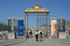 Eingangstor zum Schloss Versailles. Versailles gehört zum Pflichtprogramm französischer Sehenswürdigkeiten mit jährlich drei Millionen Besuchern.