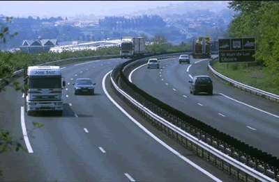 Die Autobahn bei Saint-Jean-de-Luz, der französische Ort liegt in der Region Aquitanien und hat rund 13.000 Einwohner 