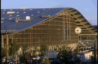 Der Bahnhof in Aix en Provence besitzt zwei Bahnsteiggleise und zwei Durchfahrtsgleise. Der Bahnhof liegt an der Strecke der LGV Méditerranée.