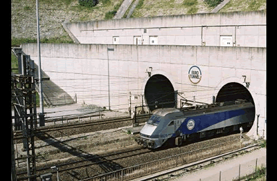 Der Eurotunnel ist 50 Kilometer lang. Jedes Jahr nutzen rund sieben Millionen Passagiere den Tunnel, die Reisedauer beträgt 35 Minuten.  