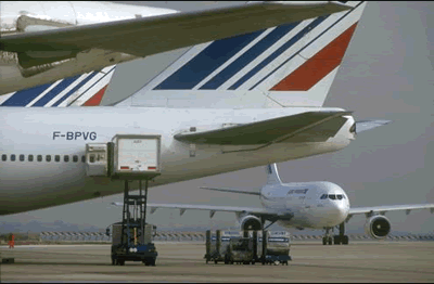 Die Start- und Landebahn auf dem Flughafen Charles de Gaulle. Hier wird gerade ein Flugzeug beladen. 