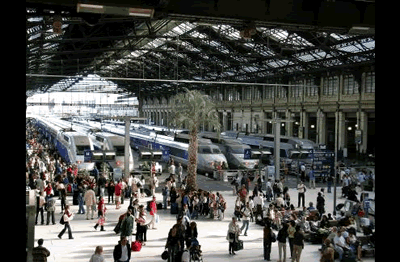 Der Bahnhof und das Café Le Train Bleu in seinem Inneren gehören mit zu den Sehenswürdigkeiten von Paris und sind auch dann einen Besuch wert