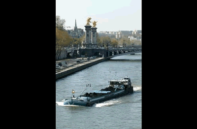 Die Seine in Paris, man könnte meinen nur Sightseeing Boote fahren auf dem Fluss, aber auch Transportschiff schippern den Fluss entlang