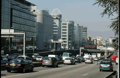 Boulevard périphérique Süd in Paris. Immer viel los auf dem Autobahnring in Paris, gerade zu den Stoßzeiten gibt es in Paris kaum ein weiterkommen. 