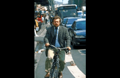 Manchmal ist es beim Pariser Verkehr einfacher und schneller zu seinem Zielort mit den Fahrrad zukommen.