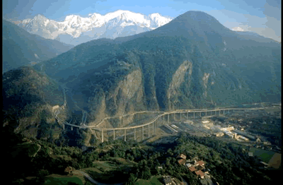 Das Viaduc des Egratz ist eine lange Straßenbrücke die 1981 gebaut wurde. Dadurch werden Reisen zwischen St. Gervais-les-Bains und Chamonix einfacher