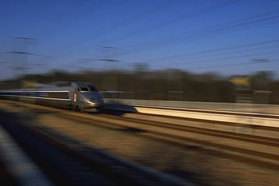 Der französische Hochgeschwindigkeitszug TGV bei voller fahrt. Der TGV kann bis zu 320 km/h schnell werden.