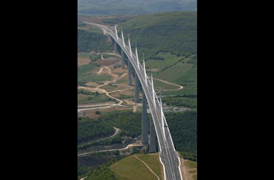 Die Autobahnbrücke Viaduc de Millau in Südfrankreich, die die A75 über den Tarn führt. Im 2004 wurde die Brücke eingeweiht