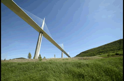 Das Viaduc de Millau in Südfrankreich die Autoroute A75 über den Tarn. Das Viadukt ist mit 2460 Metern die längste Schrägseilbrücke der Welt 