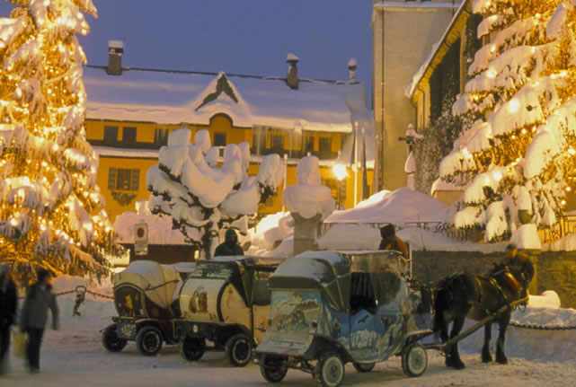  Pferdekutschen zur Weihnachtszeit in der Megève. Die kleine französische Gemeinde  Megève ist ein beliebter Wintersportort in den Savoyer Alpen.