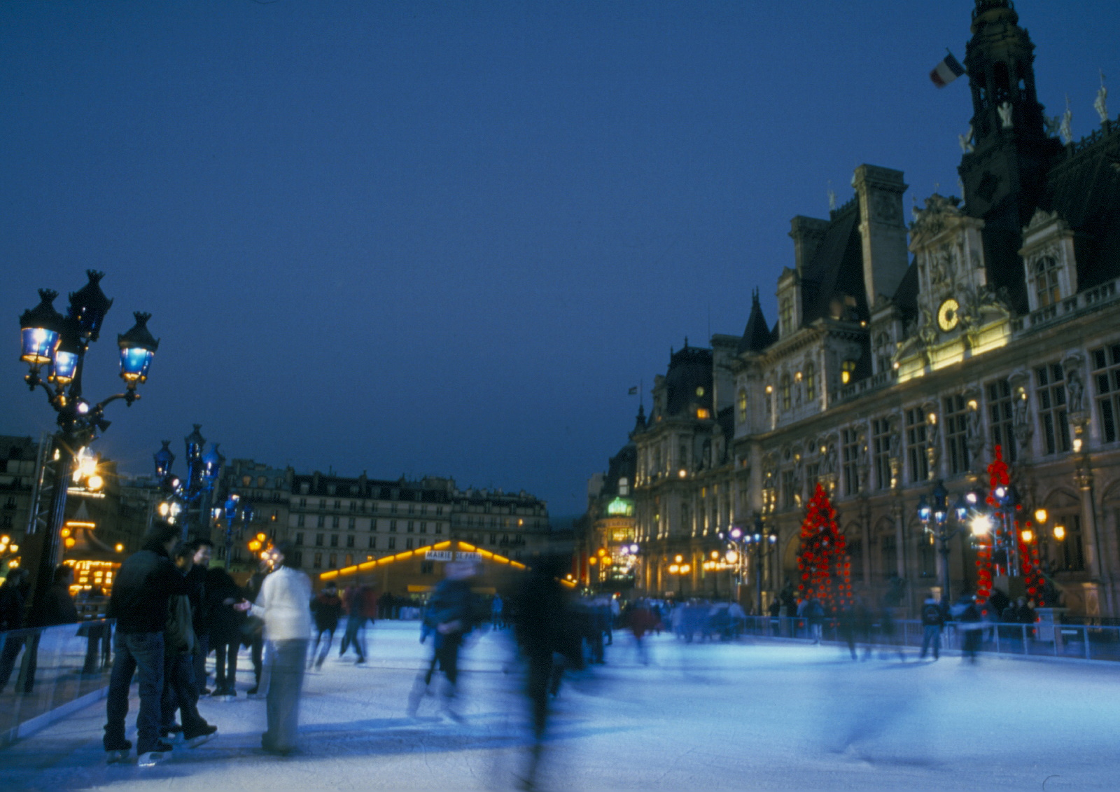 Vor dem Hôtel de ville wird zu Weihnachten in Paris eine Eisbahnen aufgebaut, auf der Besucher der Stadt die Freuden des Winters genießen können.