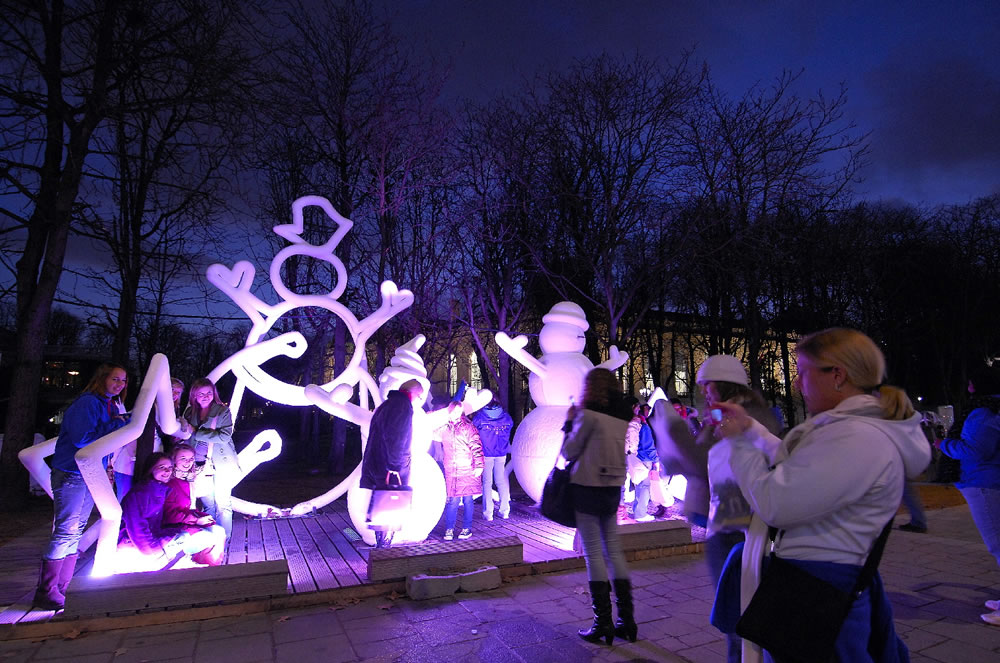 Schneemänner und Skulpturen mit Kerzen auf dem Weihnachtsmarkt am Champs-Elysées