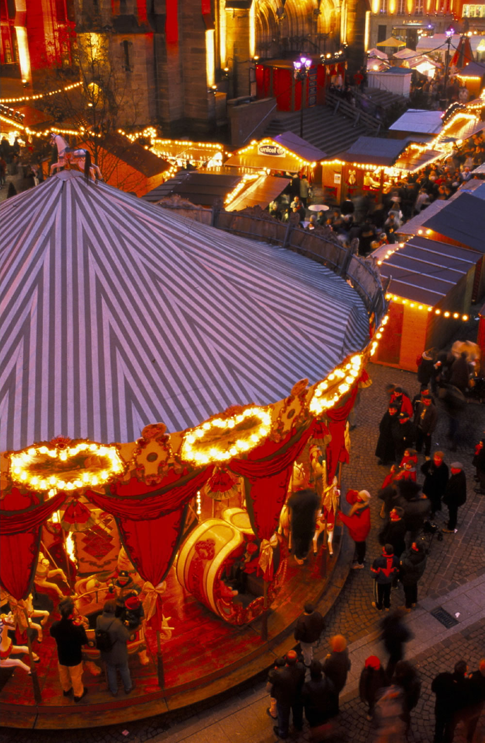 Karussell auf dem Weihnachtsmarkt auf dem Platz de la Reunion.