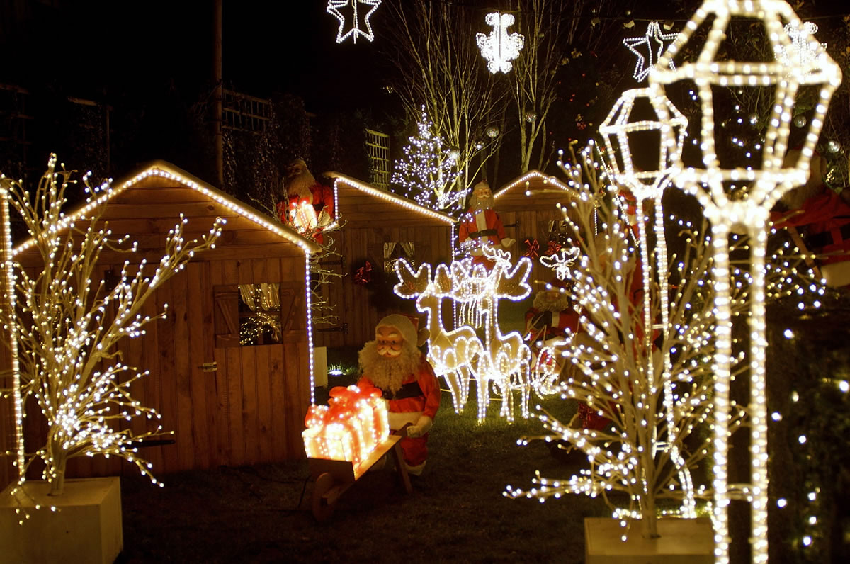 Zu Weihnachten in Frankreich. Glitzernd und funkelnd steht das Weihnachtsmann Dorf zur besinnlichen Zeit in Paris für Besucher aus aller Welt bereit. 