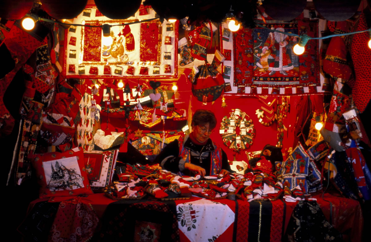 Stand auf dem Weihnachtsmarkt in der mittelalterlichen Stadt Kaysersberg. Es gilt viele Weihnachtliche Sachen zu entdecken.