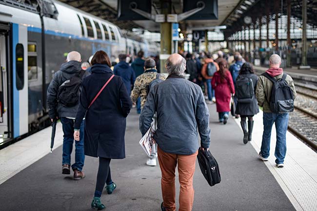 Bahnsteig mit Fahrgästen in Paris