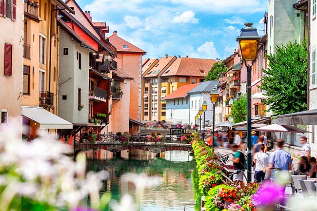 Die mittelalterliche Stadt Annecy im Tal der französischen Alpen, Frankreich