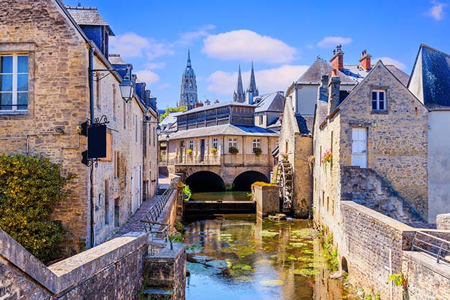 Bayeux, Normandie im Nordwesten Frankreichs. Die Altstadt, die Kathedrale Notre-Dame und der Fluss Aure.