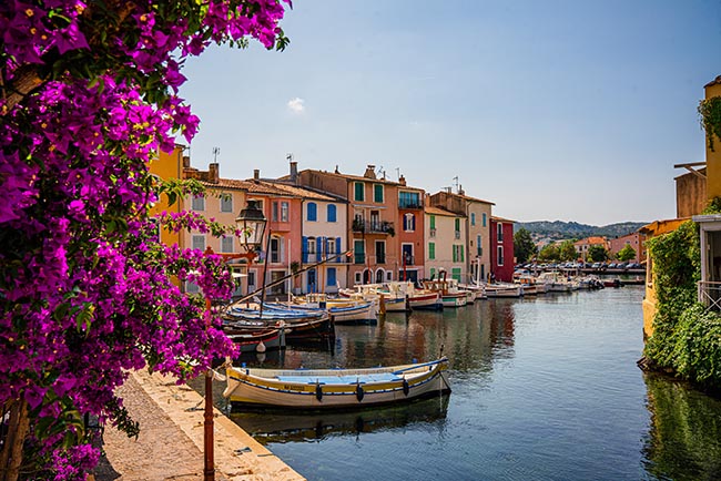 Bougainvillea an einem kleinen Hafen