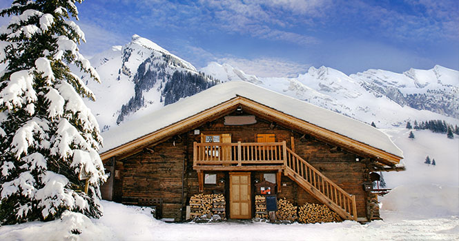 Das verschneite Holzchalet im Winter in den Bergen von La Clusaz