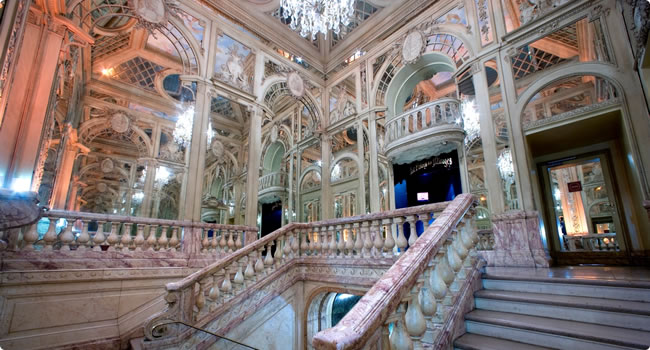 Die berühmte Marmortreppe im Museum Grévin