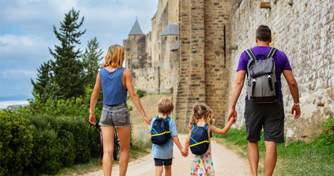 Familienausflug auf einem Schlossanwesen