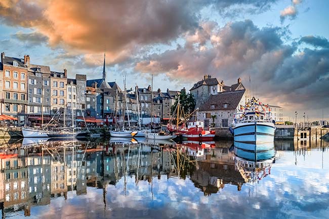Honfleur, eine wunderschöne Stadt in Frankreich, der Hafen bei Sonnenaufgang, Spiegelung auf dem Fluss