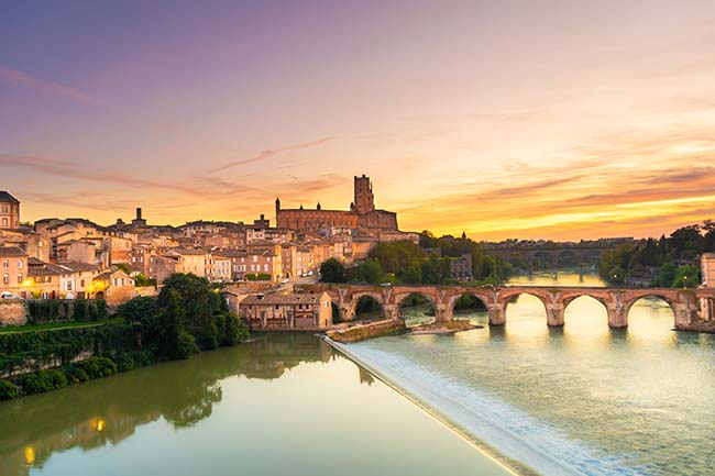 Blick auf die Kathedrale der Heiligen Cäcilia in Albi, Frankreich. Am frühen Abend
