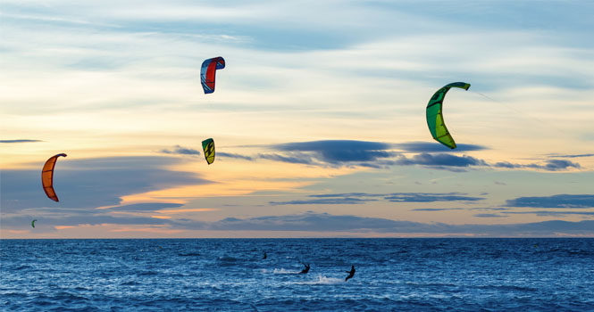 Kitesurfer in Aktion bei Sonnenuntergang