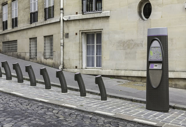 Leere Fahrradständer in Paris
