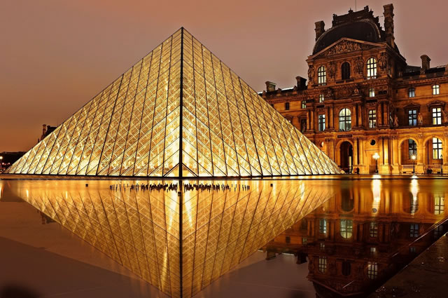 Louvre beleuchtet
