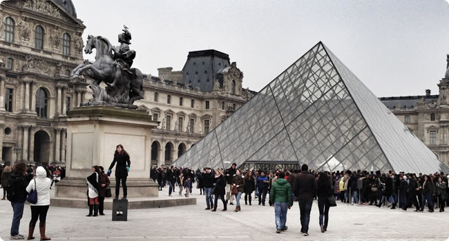 Eingang Pyramide zum Louvre Museum