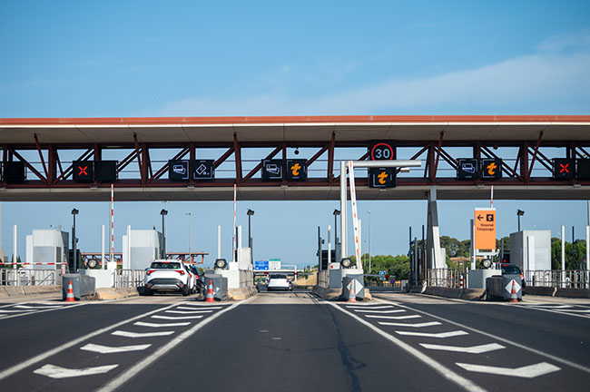 Landschaftlich reizvolle Fahrt entlang der Autobahn A9 mit Mautstellen, die die Großstädte von Montpellier bis Lyon verbindet