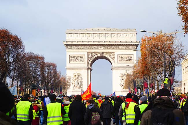 Demonstration in Paris vor dem Arc de Triomphe
