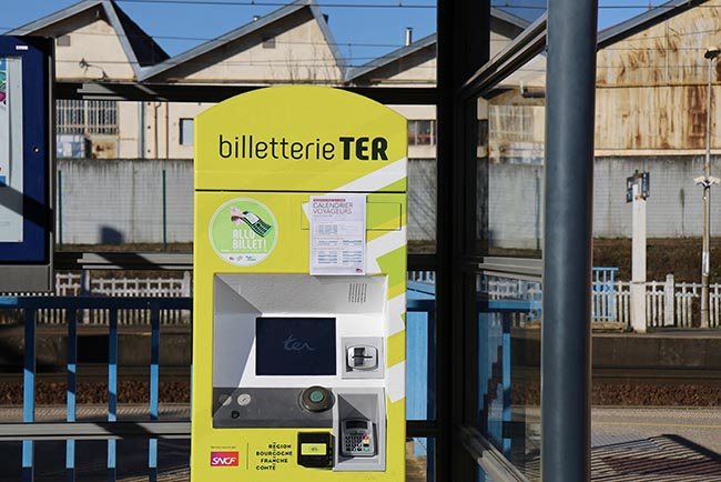 Zugfahrkartenautomat im Bahnhof, Stadt Tournus, Departement Saône et Loire, Frankreich