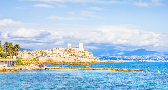 Blick auf die Stadt Antibes an der Côte d'Azur