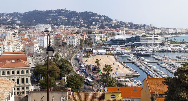 Blick auf die Stadt Cannes und den Hafen