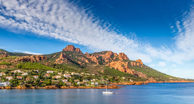 Blick vom Meer auf das Massif de l'Esterel