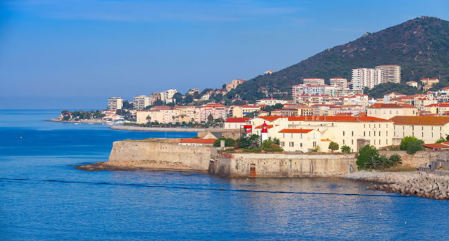 Küste von Ajaccio mit Blick auf eine alte Zitadelle