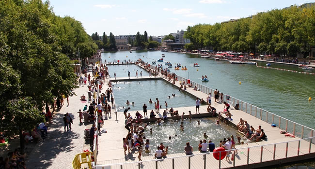 Baden im Bassin de la Villette in Paris